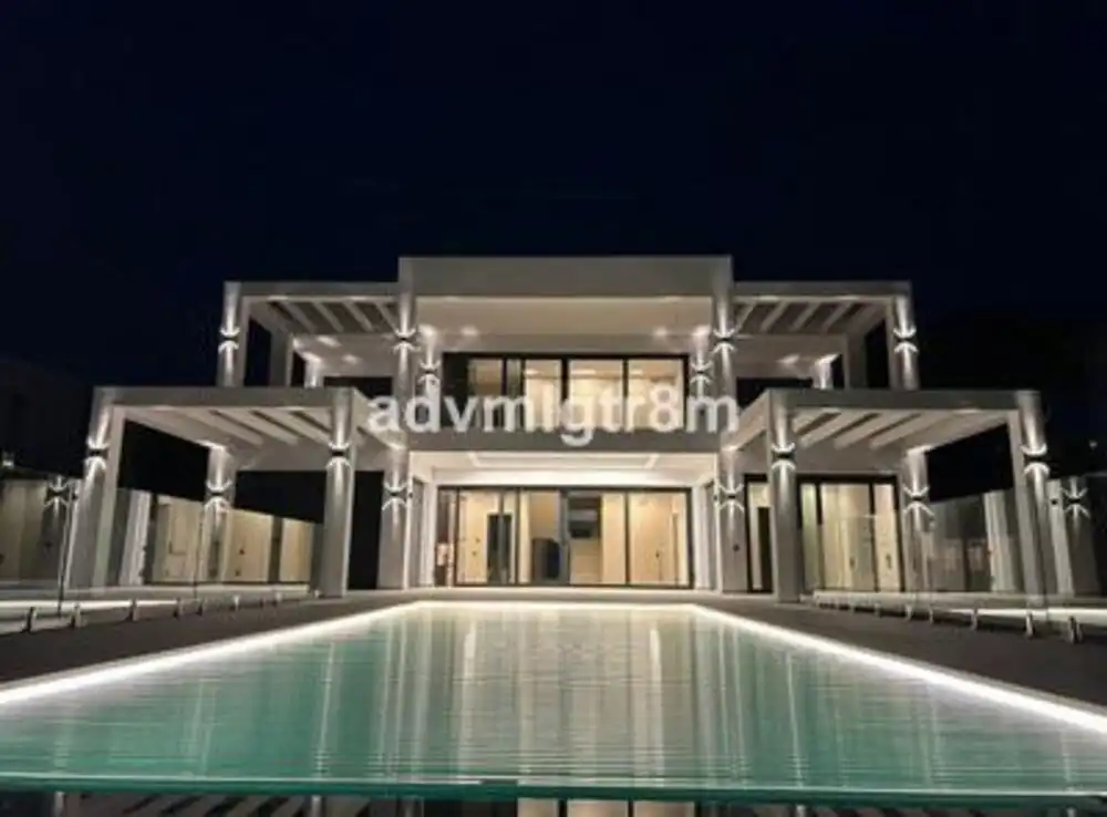 Vista exterior de Casa o xalet en venda en Marbella amb Aire condicionat, Jardí privat i Terrassa