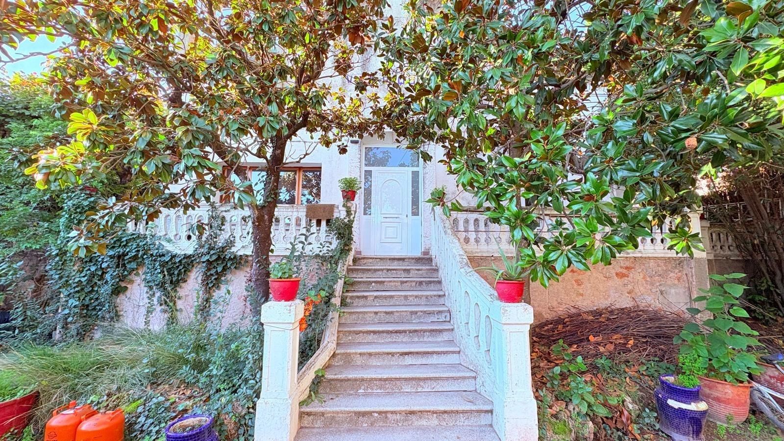 Vista exterior de Casa o xalet en venda en Castellar del Vallès amb Calefacció, Jardí privat i Terrassa