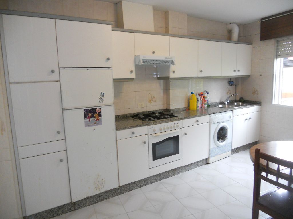 Cuina de Pis de lloguer en Santiago de Compostela  amb Calefacció, Moblat i Forn