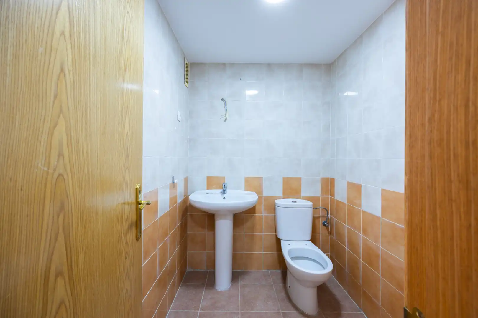 Bathroom of Flat for sale in Gerindote  with Storage room and Community pool