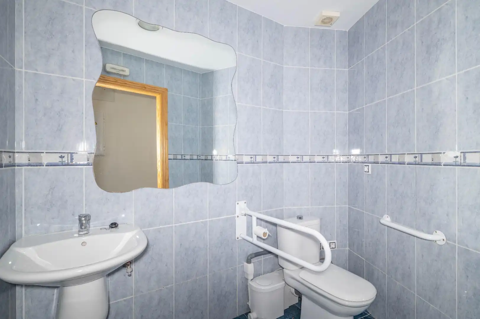 Bathroom of Commercial properties for sale in Las Gabias  with Air Conditioner, Heating and Furnished