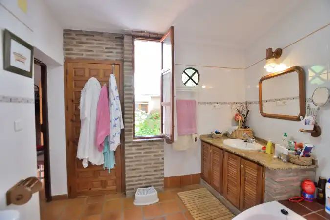 Baño de Casa adosada en venta en Benaoján con Calefacción, Terraza y Jacuzzi