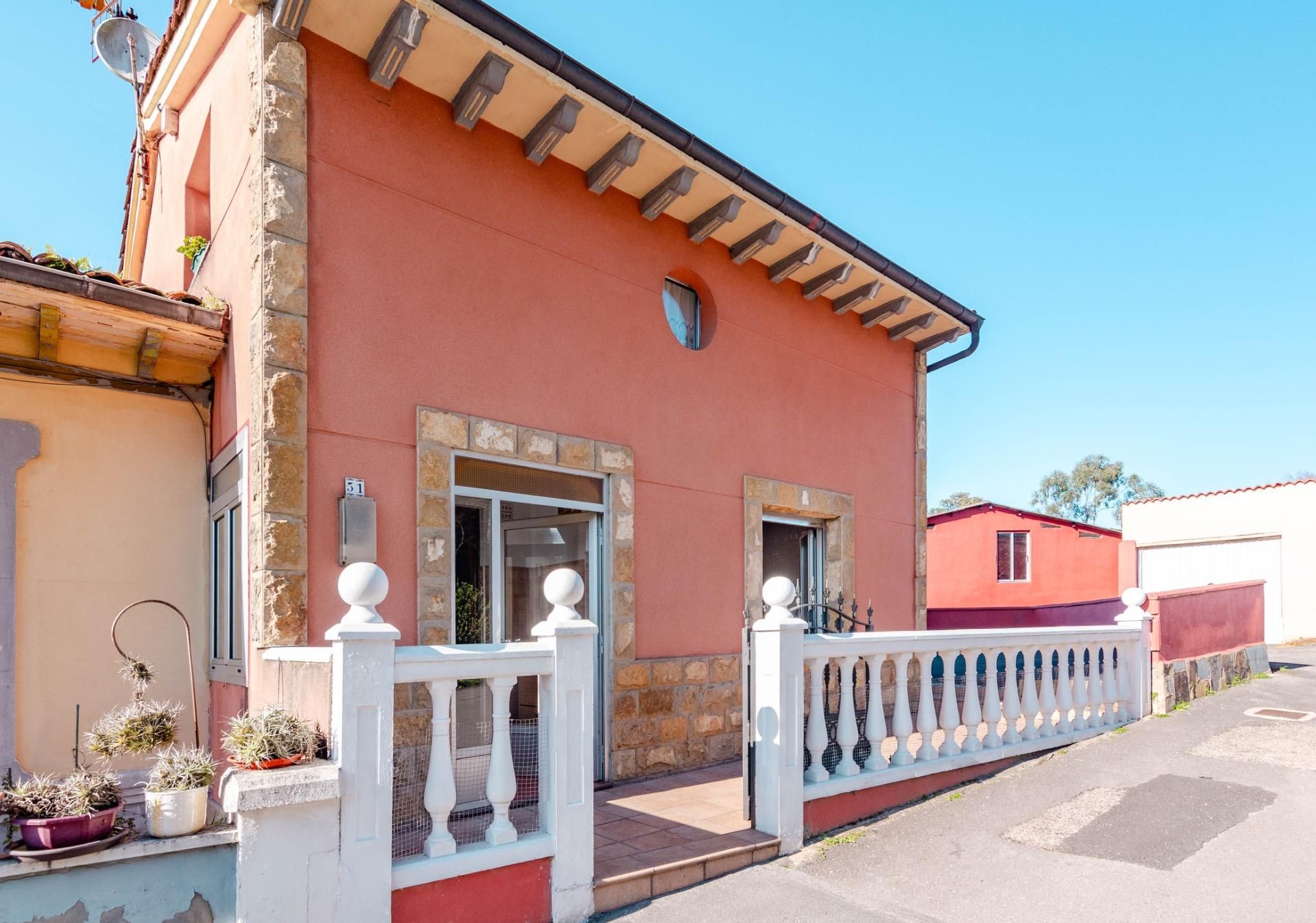 Vista exterior de Casa o xalet en venda en Siero amb Jardí privat i Moblat