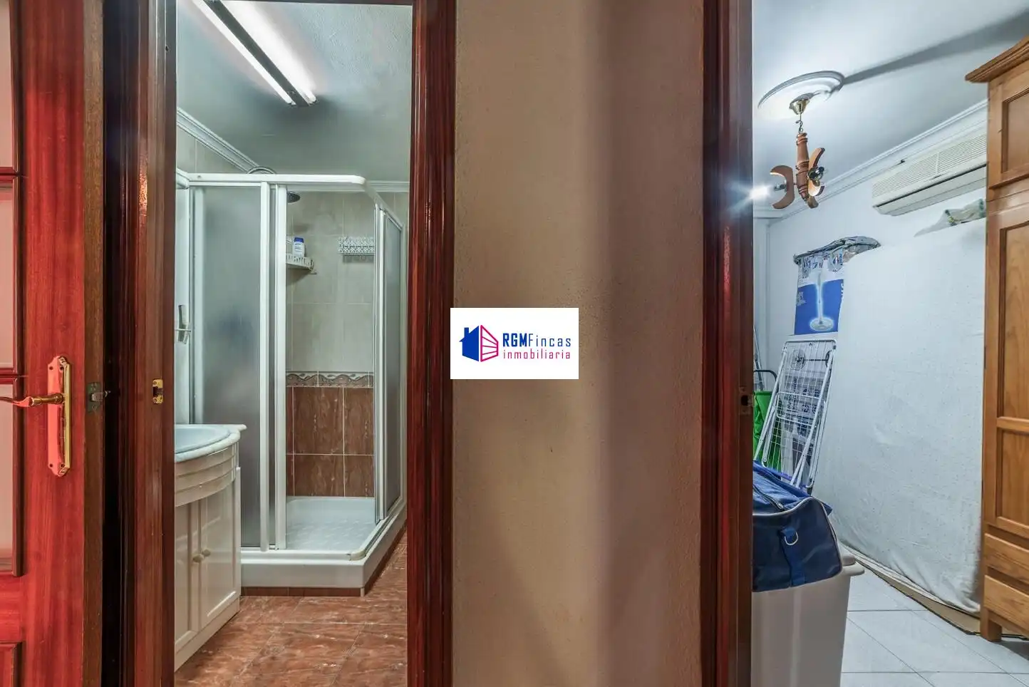 Bathroom of Flat for sale in Sevilla  with Air Conditioner and Storage room