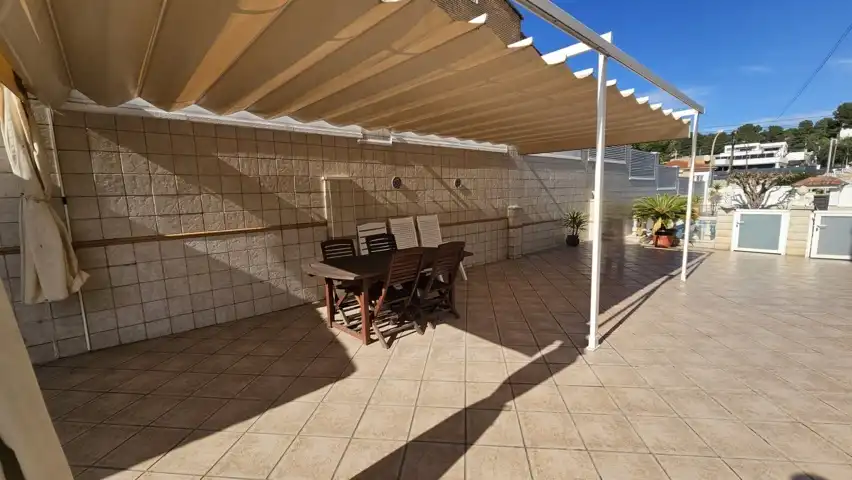 Terrasse von Einfamilien-Reihenhaus zum Verkauf in Calafell mit Klimaanlage, Heizung und Privatgarten