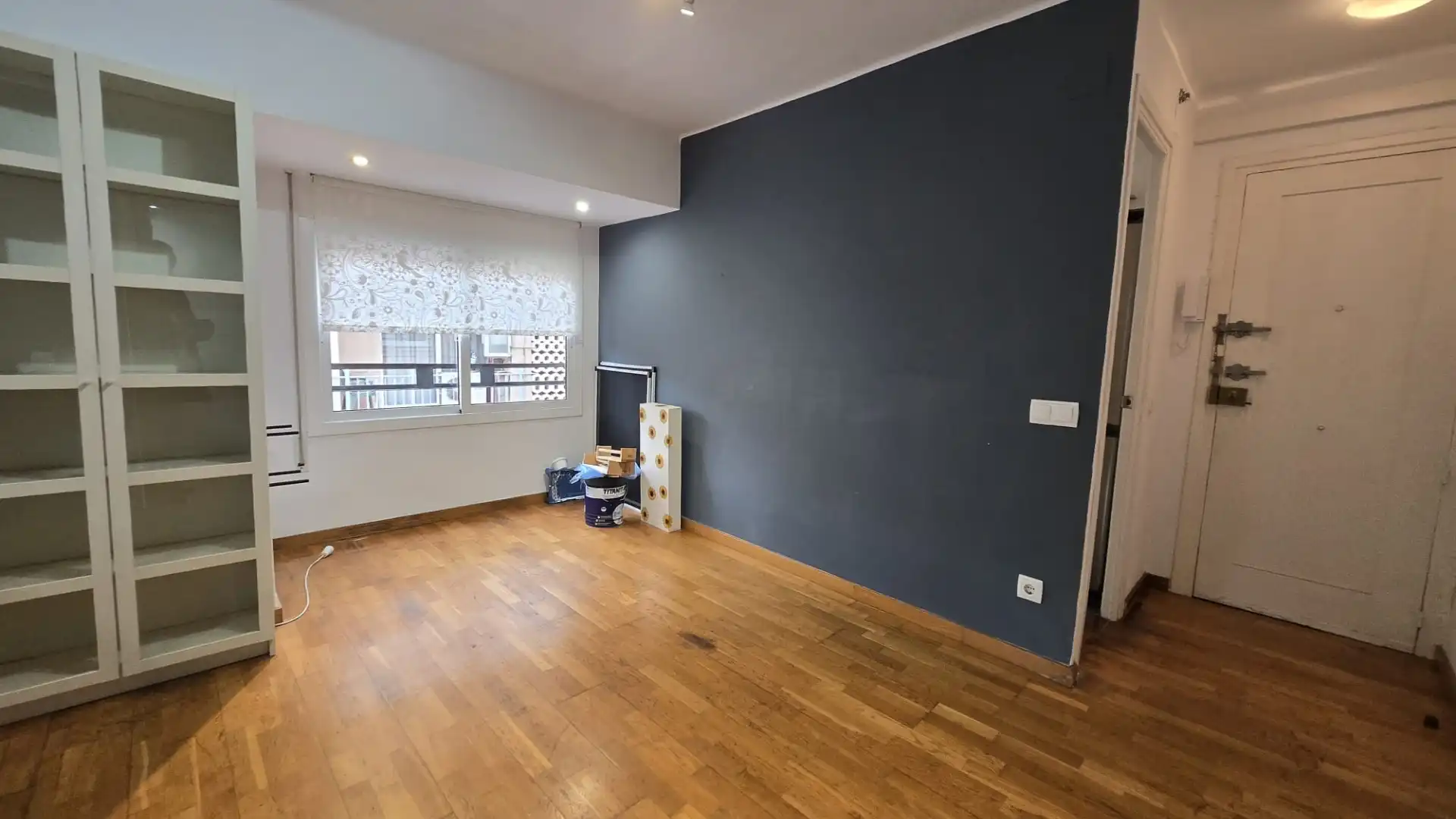 Bedroom of Flat for sale in L'Hospitalet de Llobregat  with Terrace, Furnished and Alarm