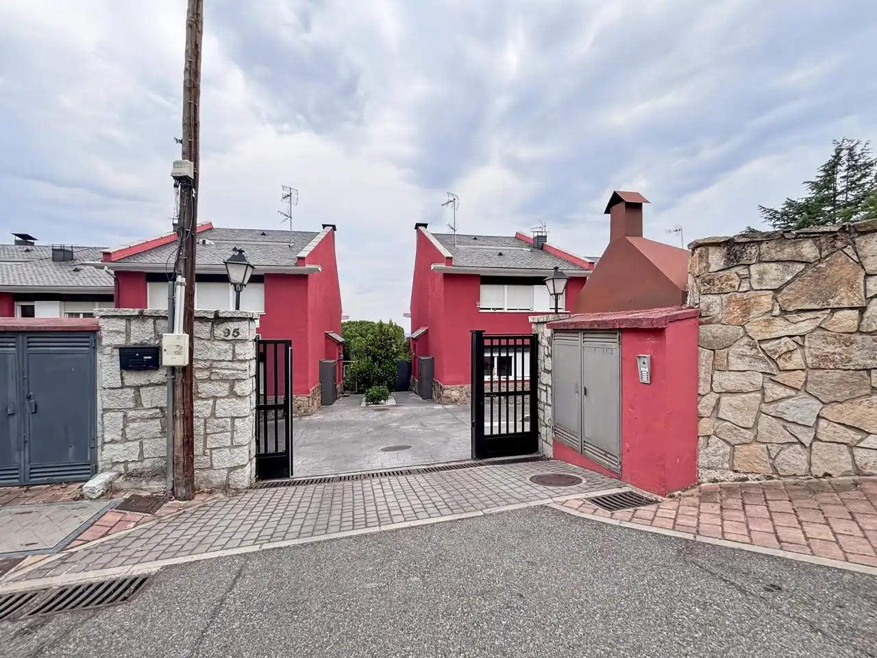 Vista exterior de Casa o xalet en venda en Collado Mediano amb Aire condicionat, Terrassa i Piscina comunitària