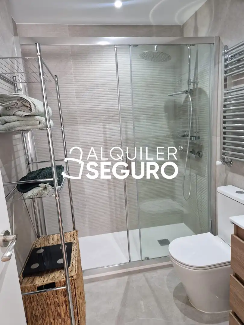 Baño de Piso de alquiler en Madrid con Aire acondicionado, Calefacción y Amueblado