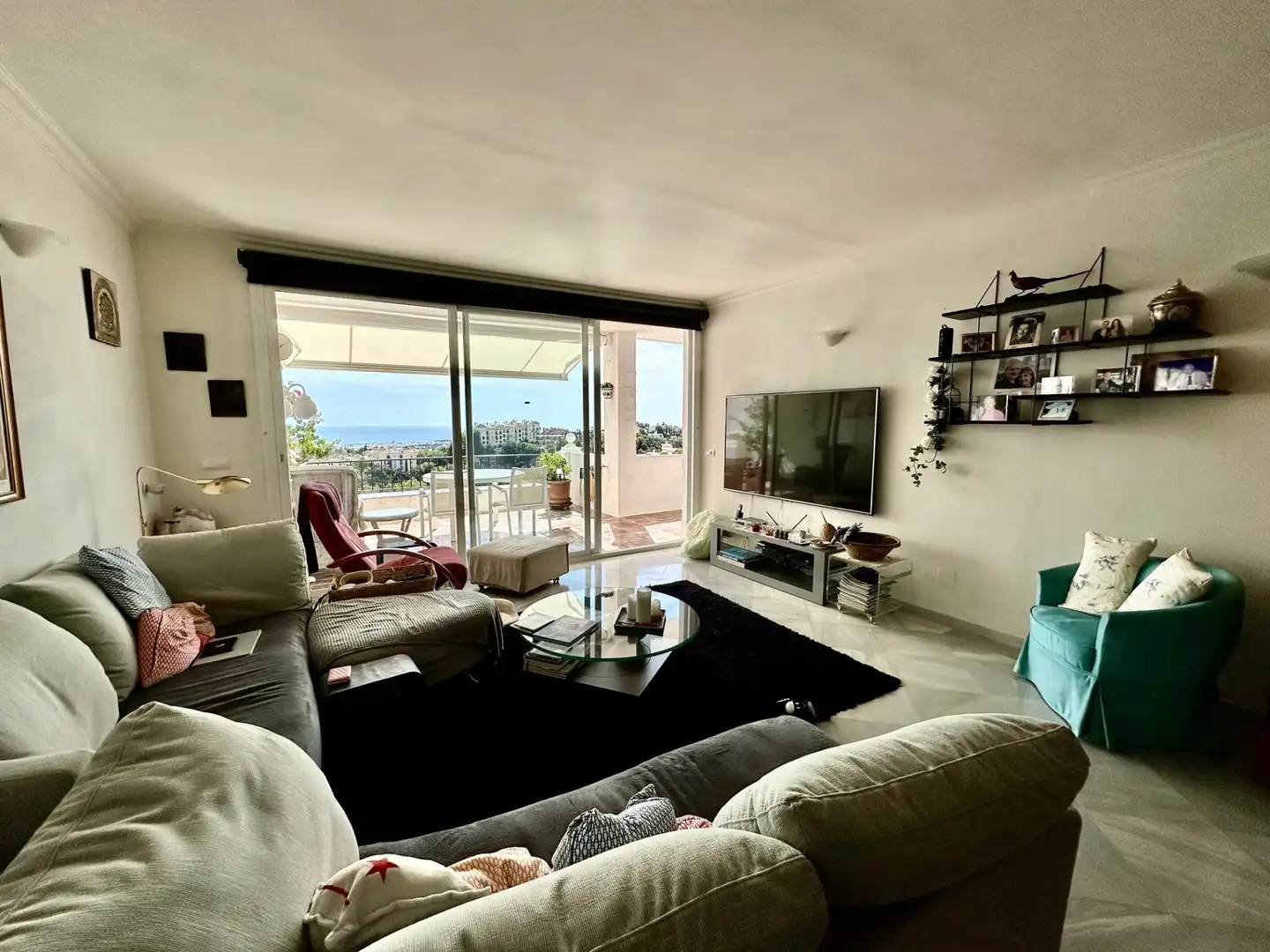 Wohnzimmer von Wohnungen zur Miete in Benahavís mit Klimaanlage, Terrasse und Abstellraum