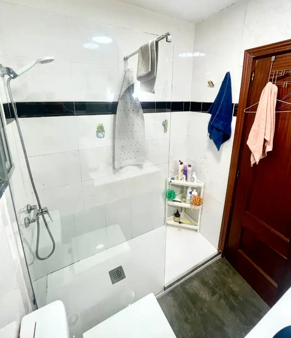 Baño de Piso en venta en Madrid con Terraza y Horno