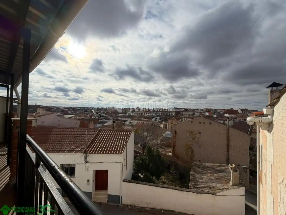 Vista exterior de Casa adosada en venta en Santa Cruz de la Zarza con Calefacción, Terraza y Amueblado