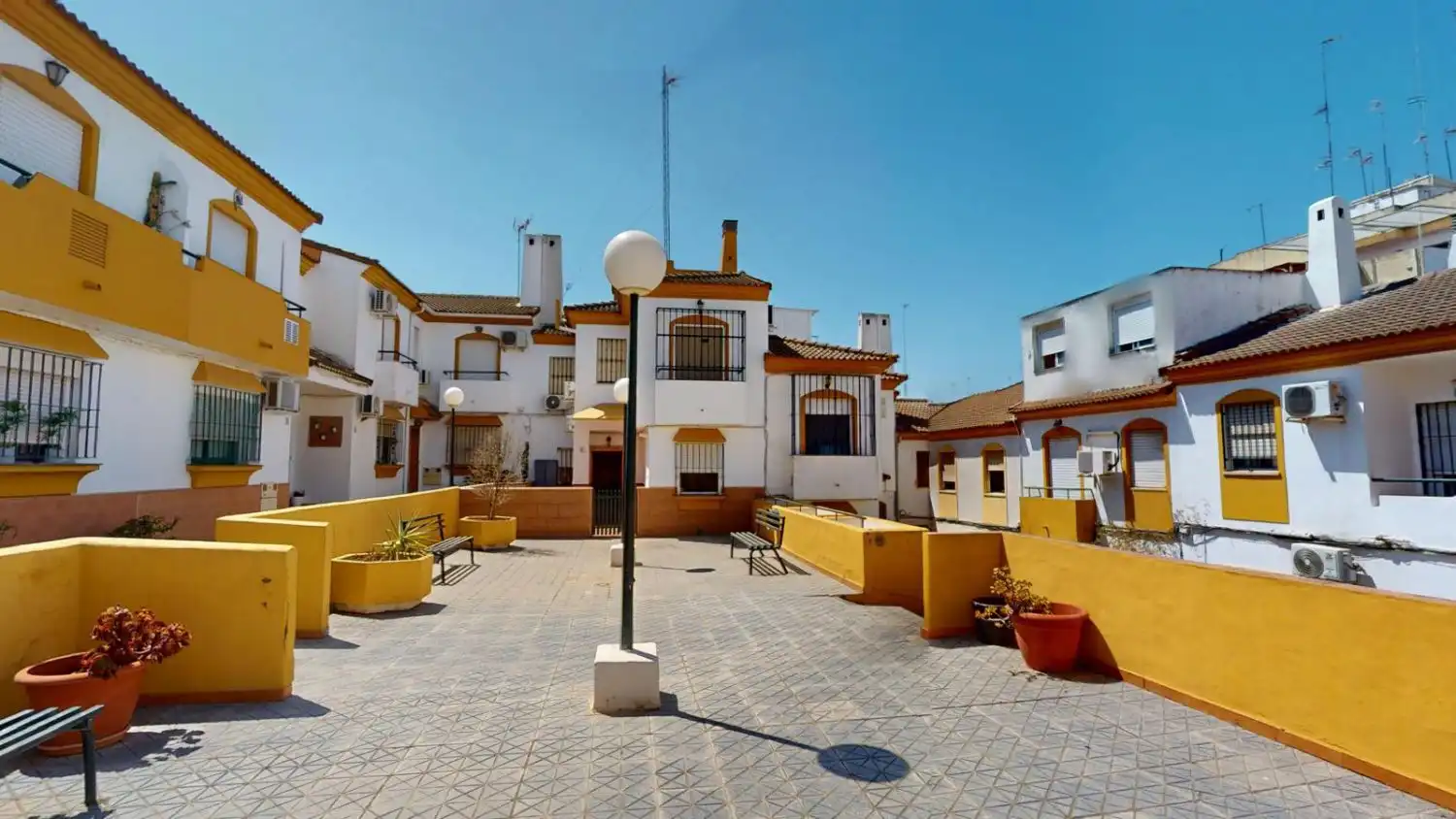 Exterior view of Houses for sale in Alcalá de Guadaira  with Air Conditioner and Balcony