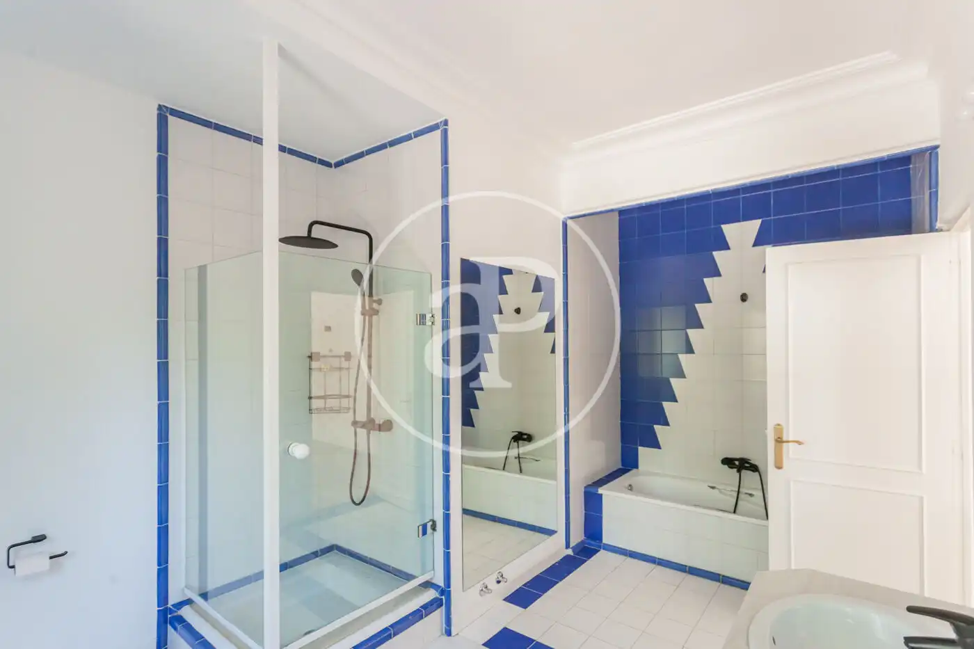Bathroom of Houses for sale in Villanueva de la Cañada  with Air Conditioner, Heating and Private garden