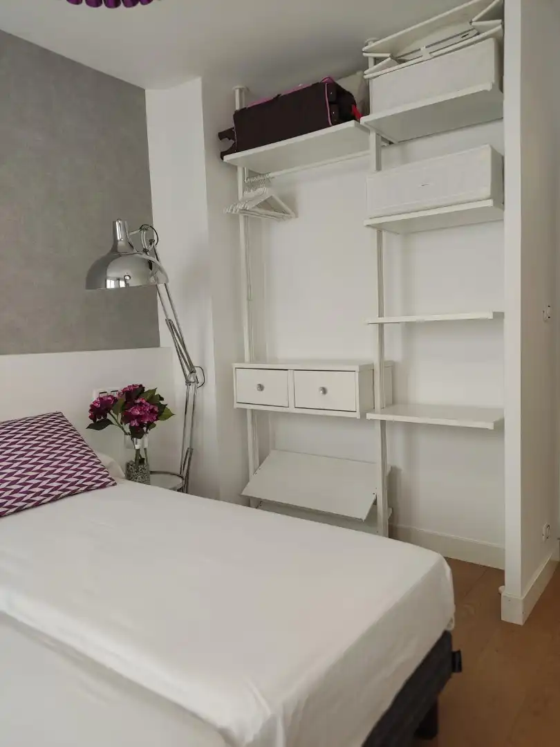 Dormitori de Pis de lloguer en Santiago de Compostela  amb Calefacció, Parquet i Moblat