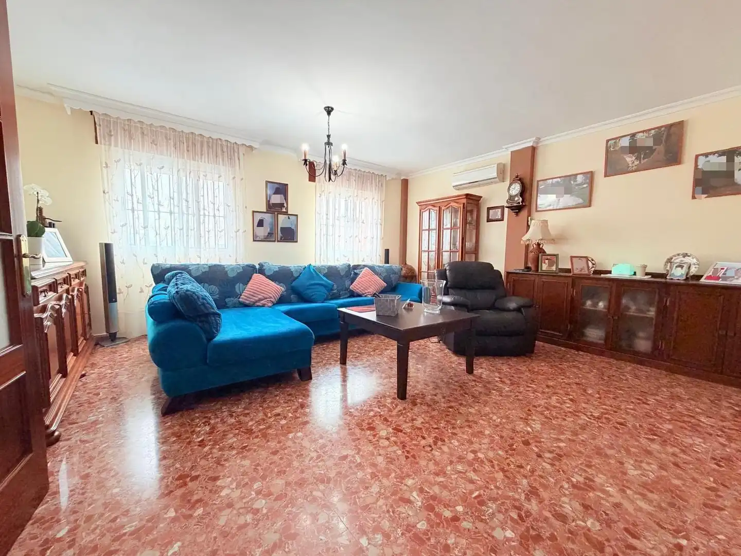 Sala d'estar de Casa o xalet en venda en Algeciras amb Piscina
