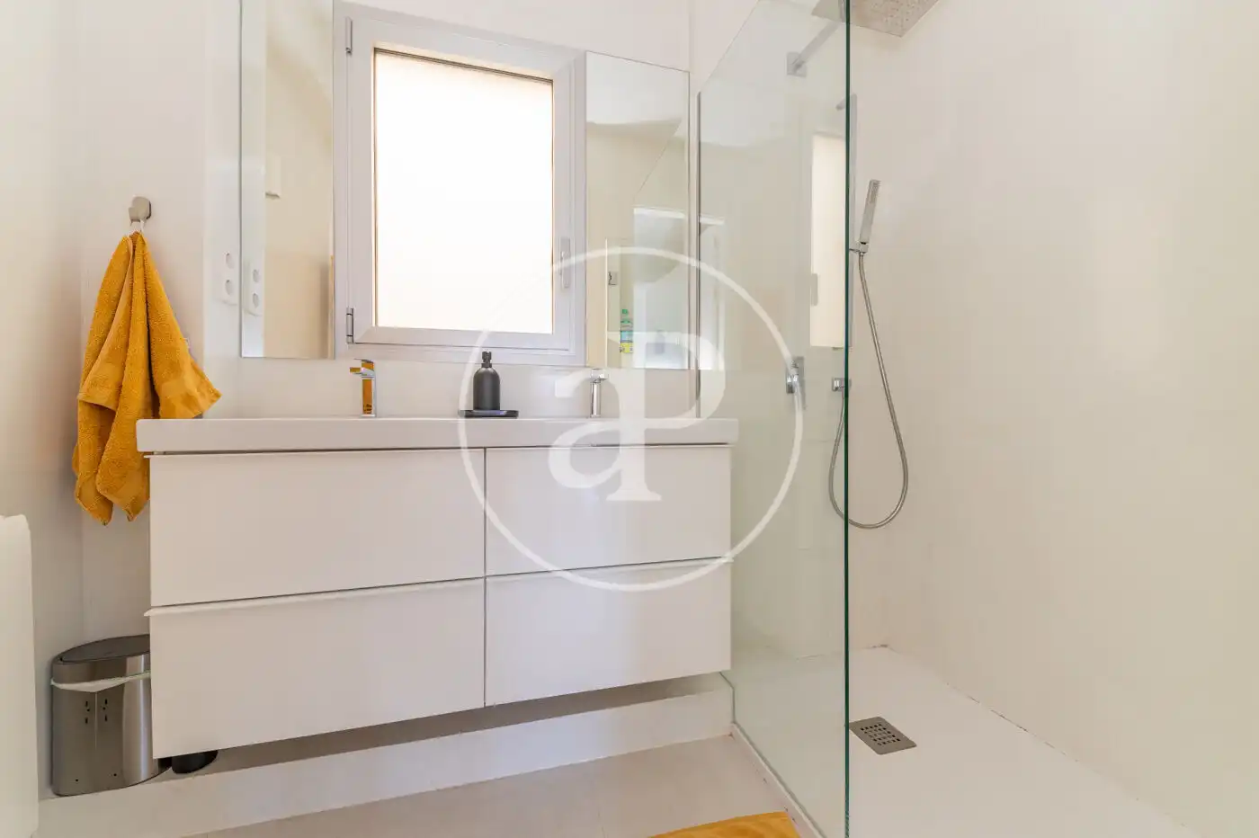 Badezimmer von Wohnung zur Miete in Madrid mit Klimaanlage, Heizung und Terrasse