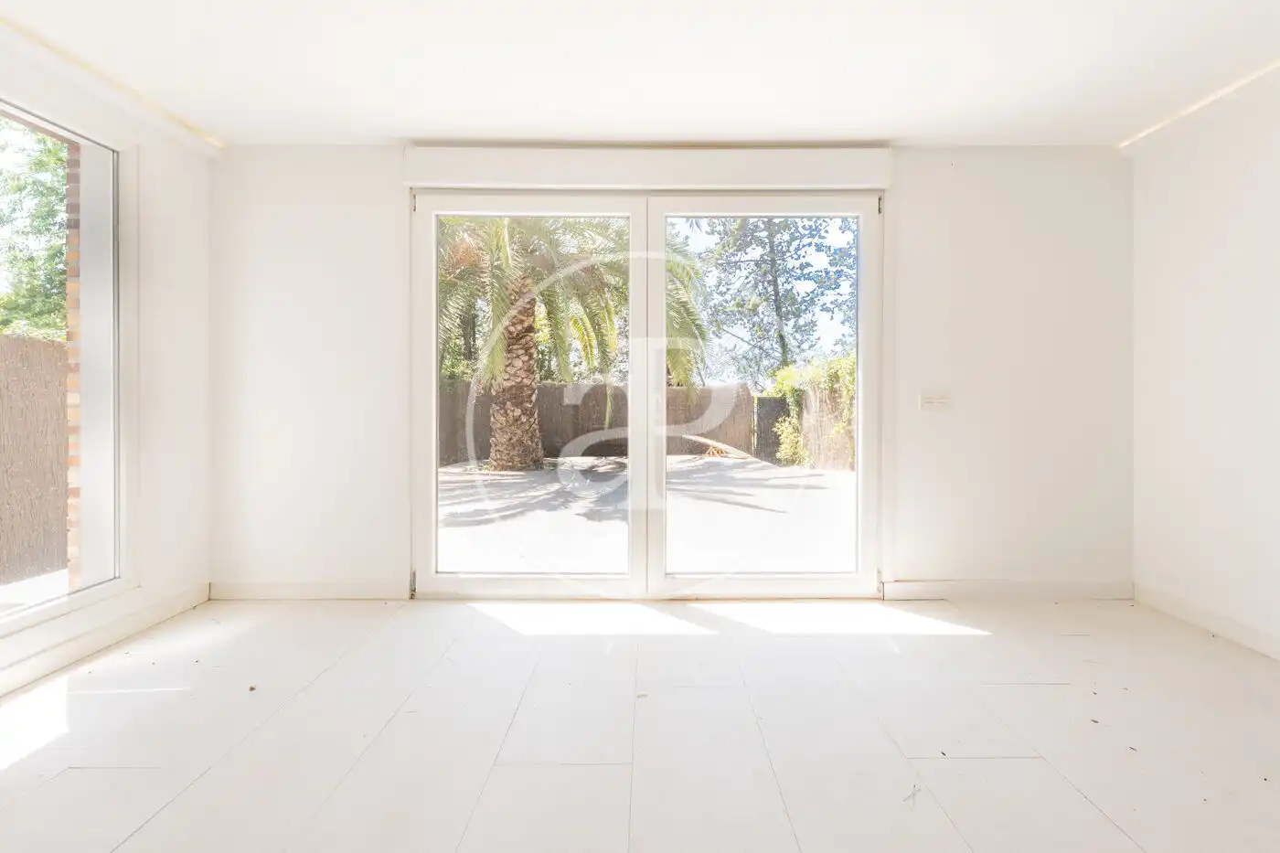 Sala d'estar de Casa adosada en venda en La Moraleja amb Aire condicionat, Calefacció i Jardí privat