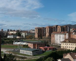 Vista exterior de Àtic en venda en Oviedo  amb Terrassa