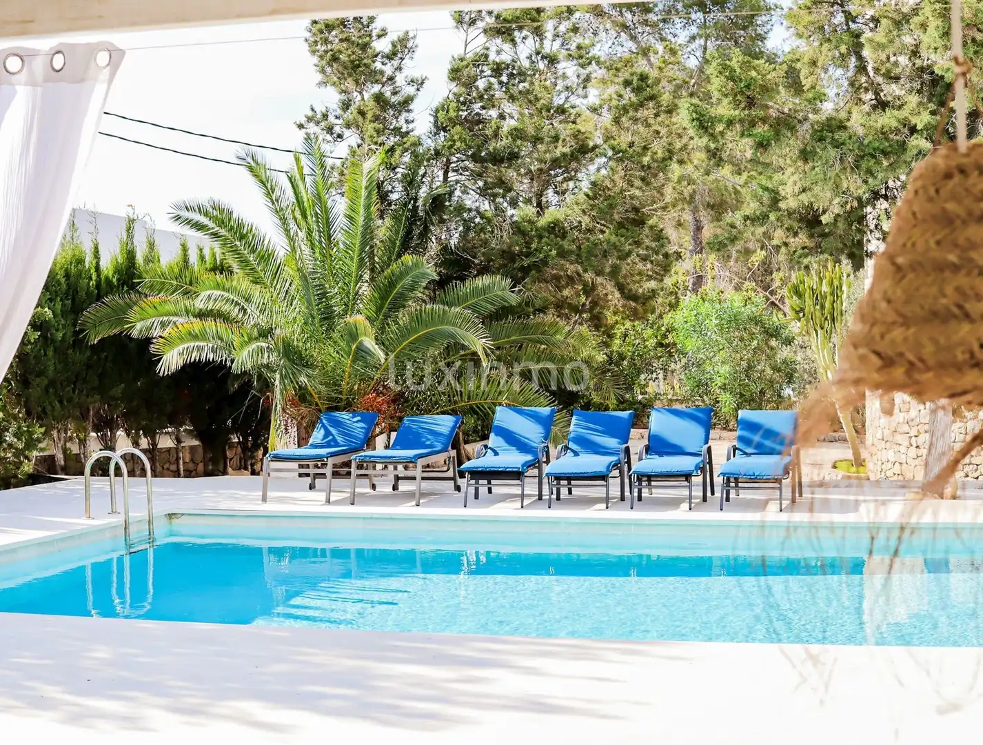 Vista exterior de Casa o chalet en venta en Sant Antoni de Portmany con Jardín privado, Terraza y Piscina comunitaria