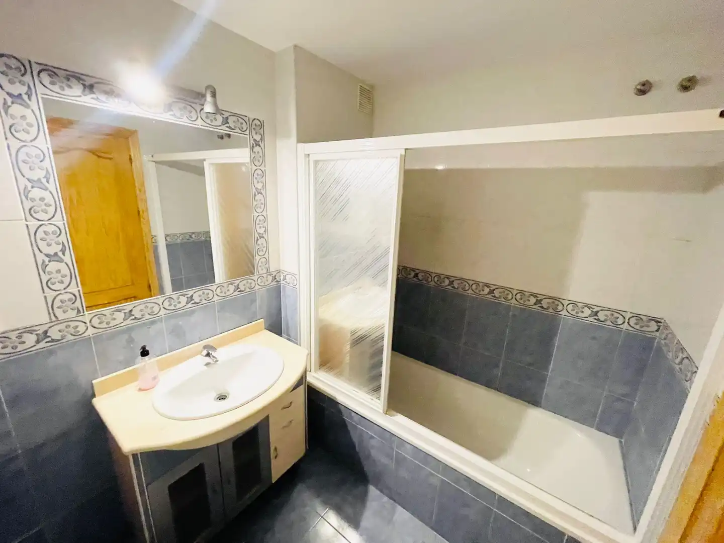 Baño de Piso en venta en Torrox con Terraza, Horno y Piscina comunitaria