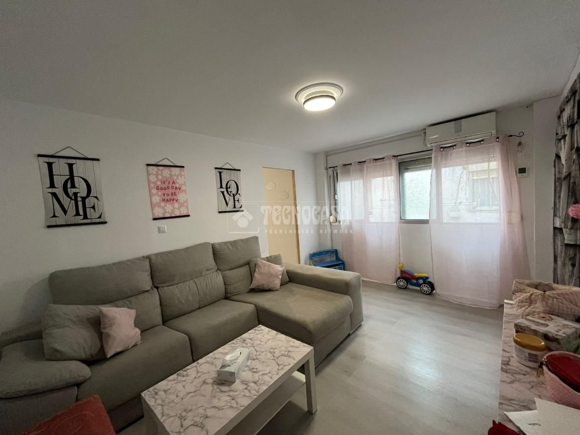 Living room of Flat for sale in  Sevilla Capital  with Air Conditioner and Balcony