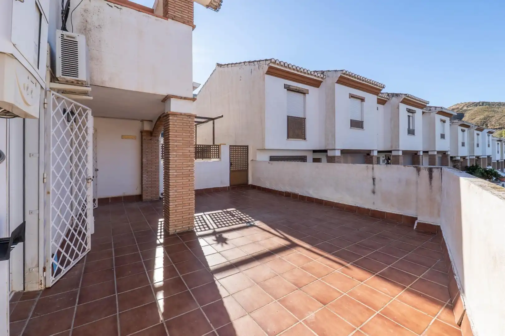 Vista exterior de Casa adosada en venta en Cenes de la Vega con Aire acondicionado, Calefacción y Jardín privado
