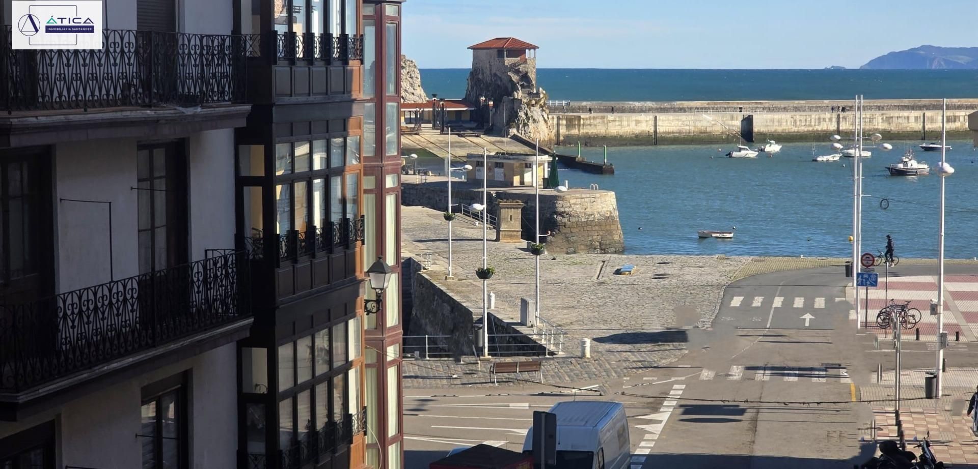 Vista exterior de Piso en venta en Castro-Urdiales con Calefacción, Amueblado y Balcón