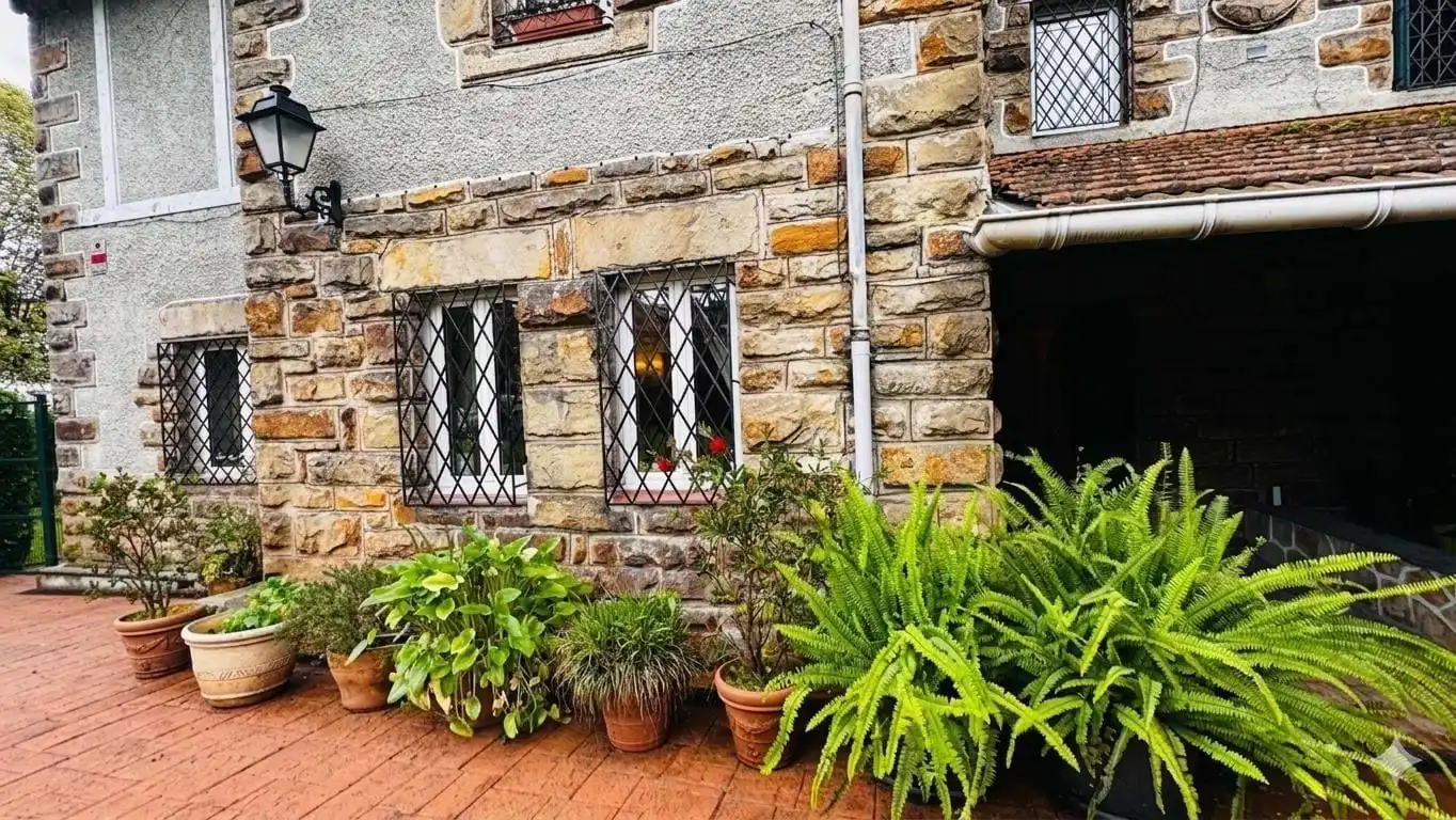 Vista exterior de Casa o xalet en venda en Galdakao amb Calefacció i Terrassa