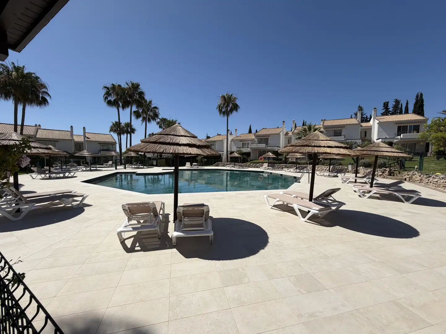 Piscina de Casa adosada en venta en Benahavís con Aire acondicionado, Terraza y Piscina