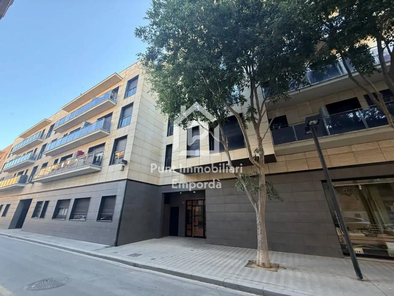Vista exterior de Piso en venta en Figueres con Calefacción, Terraza y Amueblado