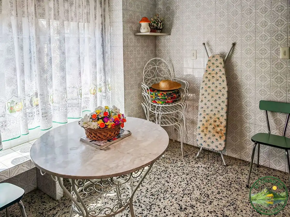 Cuina de Casa o xalet en venda en Vega de Valcarce amb Calefacció, Jardí privat i Parquet