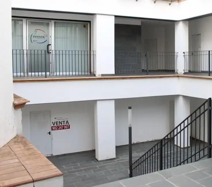 Locale commerciale in vendita a Plaza Virgen de los Reyes 3
