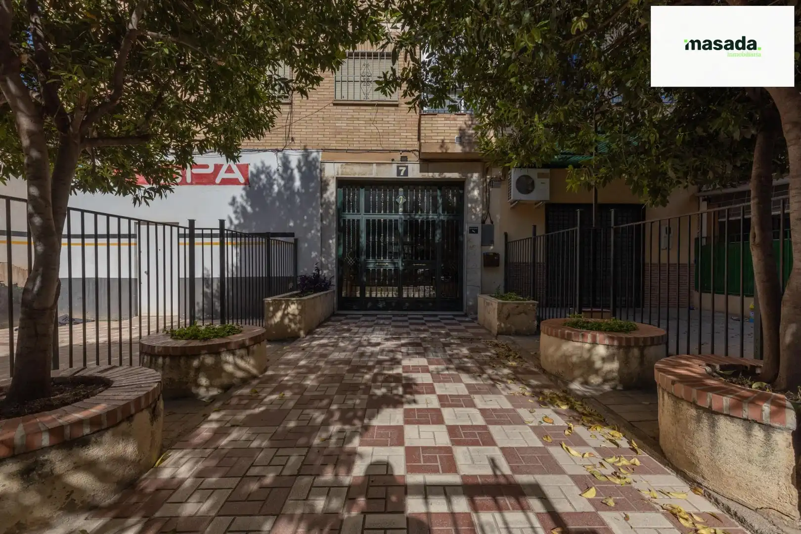 Vista exterior de Piso en venta en Granada con Aire acondicionado, Calefacción y Amueblado