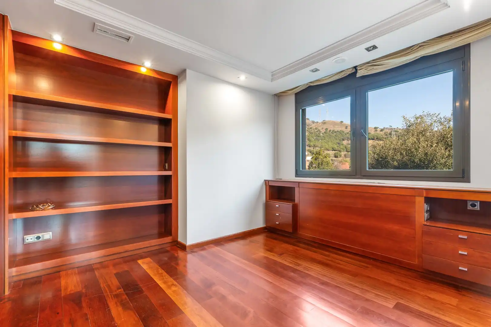 Dormitori de Casa o xalet en venda en Esplugues de Llobregat amb Aire condicionat, Calefacció i Terrassa
