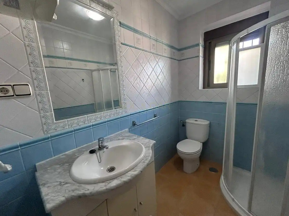 Bany de Casa o xalet en venda en Álora amb Calefacció, Terrassa i Traster