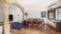 Sala d'estar de Casa o xalet en venda en Carmona amb Jardí privat, Terrassa i Piscina
