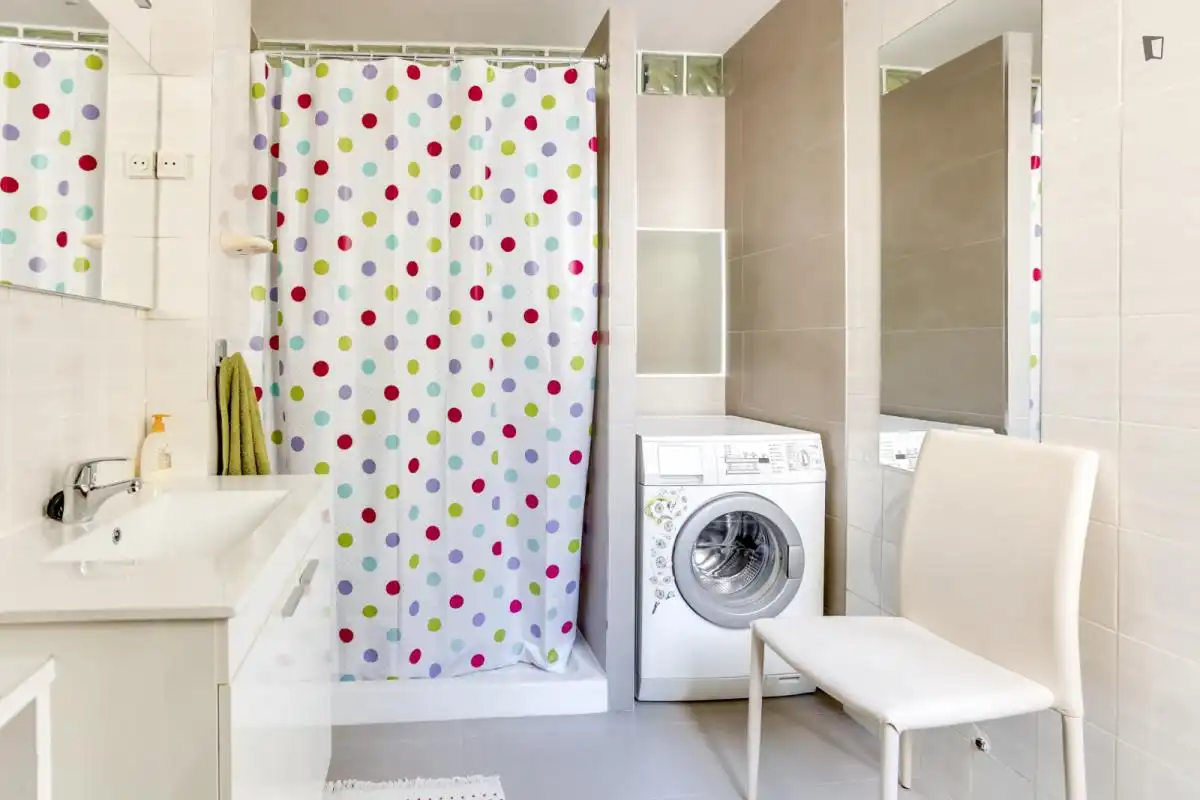 Bany de Apartament de lloguer en Madrid amb Aire condicionat, Moblat i Rentadora