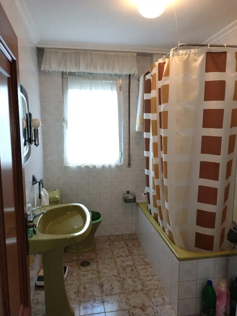 Bathroom of Flat for rent in Bembibre  with Heating, Parquet flooring and Storage room