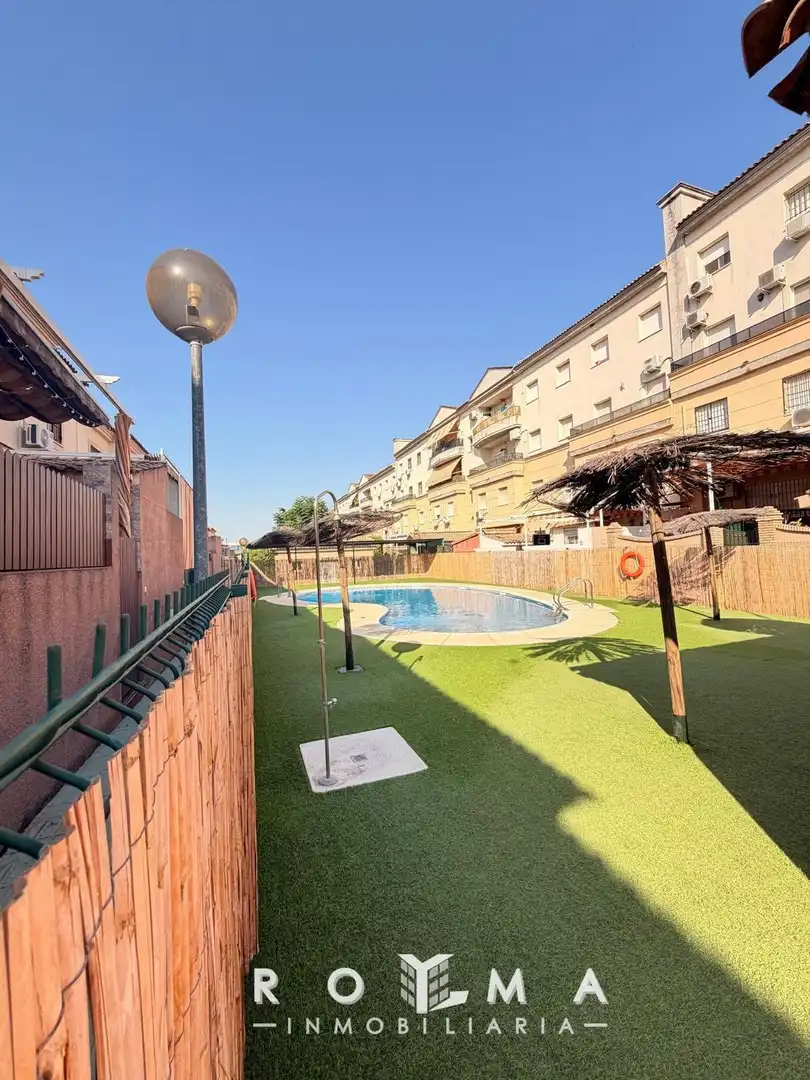 Vista exterior de Piso de alquiler en Dos Hermanas con Aire acondicionado, Calefacción y Jardín privado