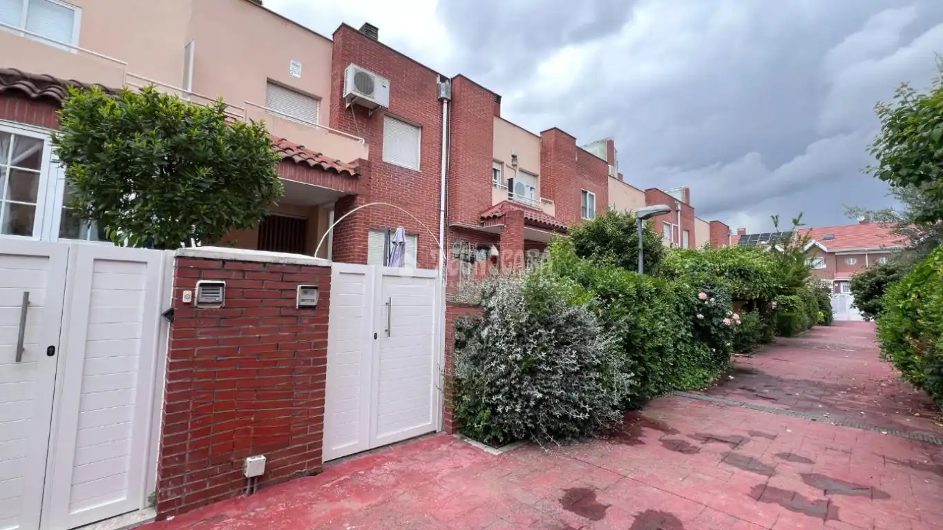 Außenansicht von Einfamilien-Reihenhaus zum Verkauf in Alcalá de Henares mit Terrasse