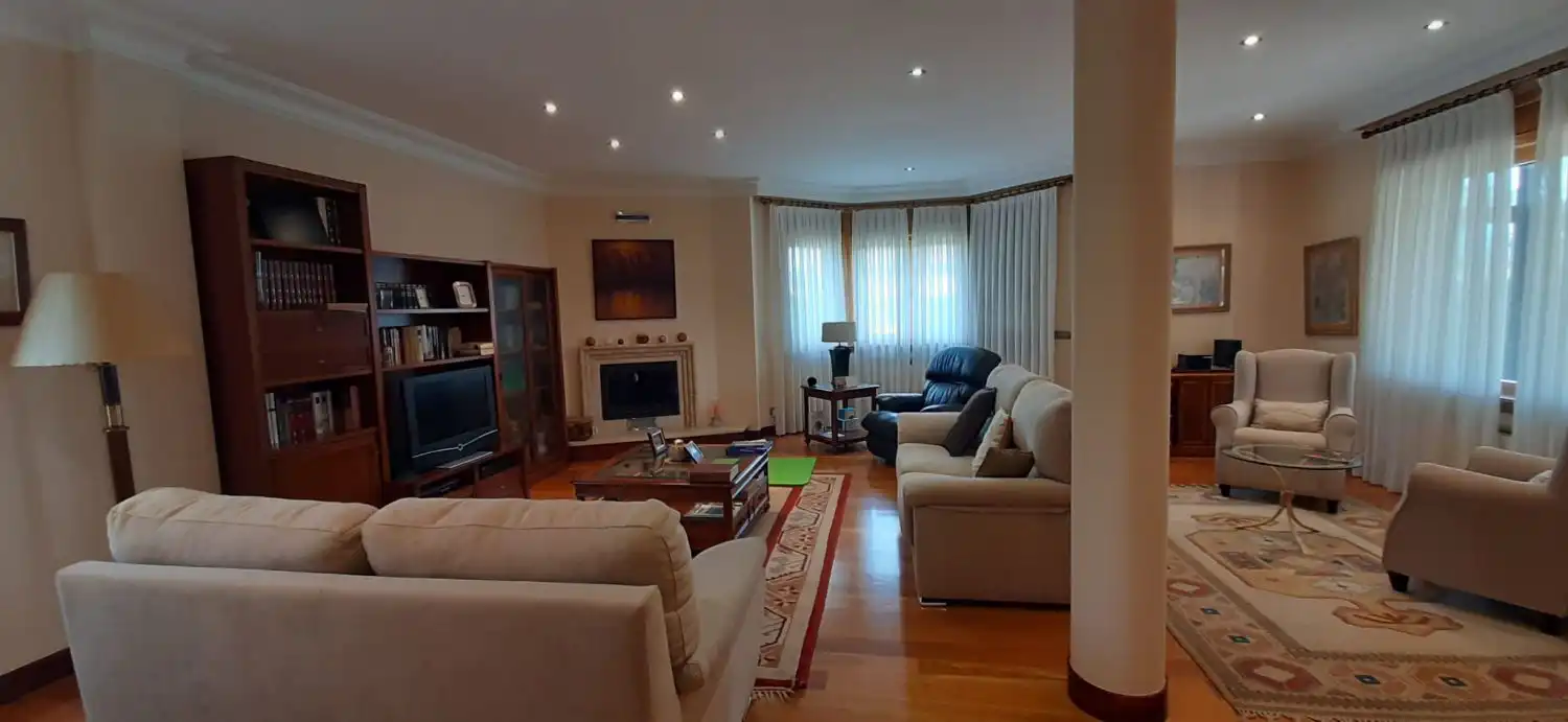Sala d'estar de Casa o xalet en venda en Argoños  amb Calefacció
