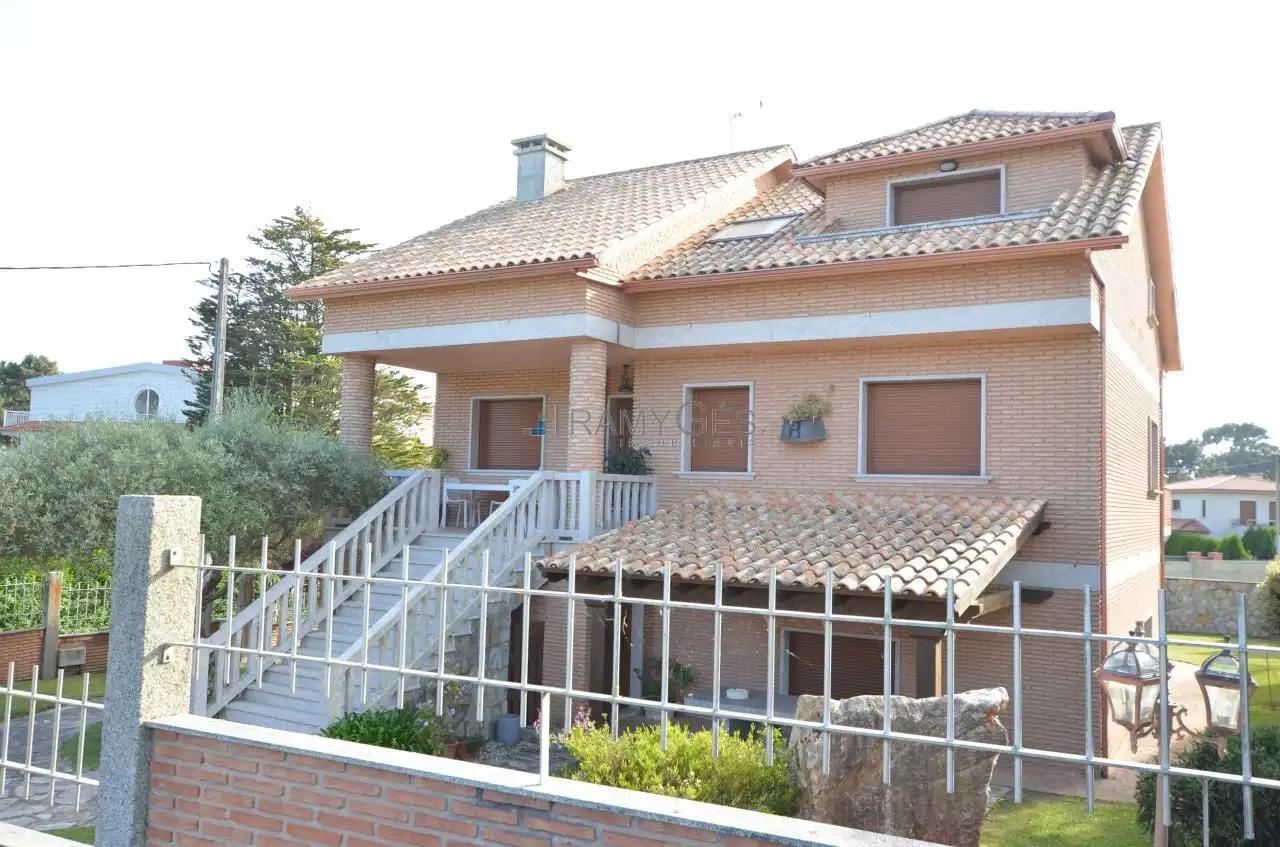 Vista exterior de Casa o xalet en venda en A Guarda   amb Calefacció, Jardí privat i Parquet