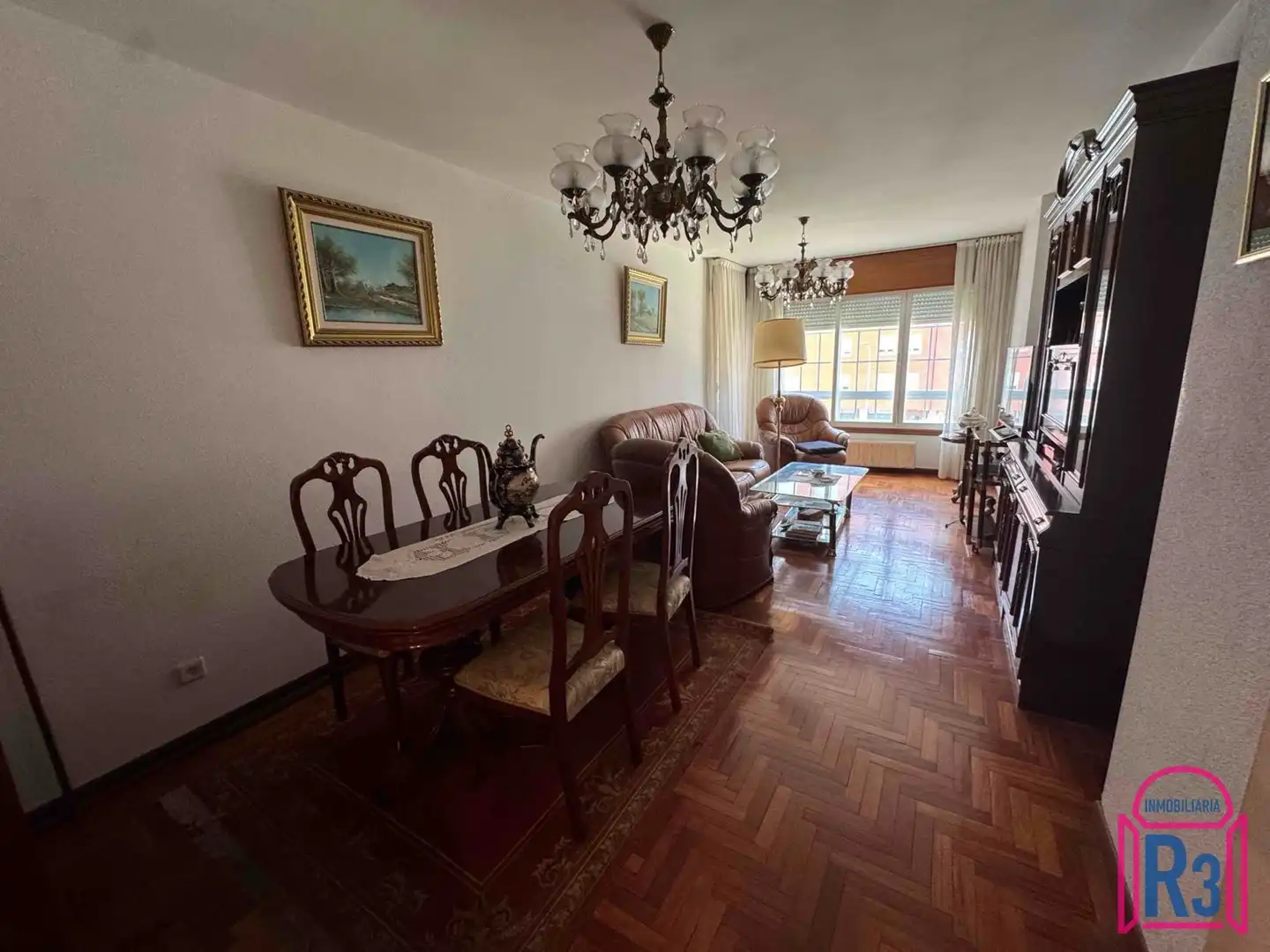 Sala d'estar de Pis en venda en León Capital  amb Calefacció, Terrassa i Traster
