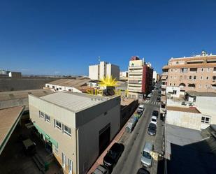 Vista exterior de Dúplex de lloguer en Torrevieja amb Calefacció, Terrassa i Moblat
