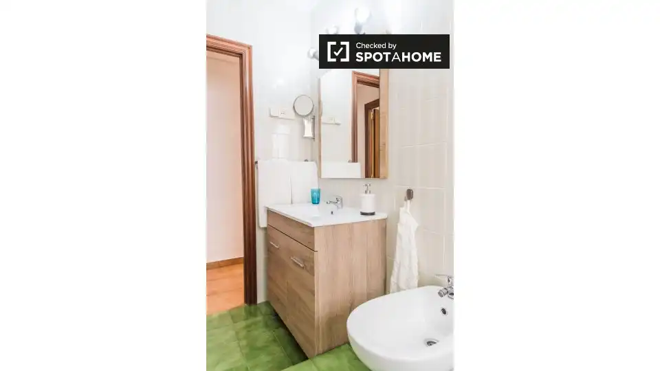 Bathroom of Flat for rent in Valencia  with Air Conditioner, Heating and Furnished