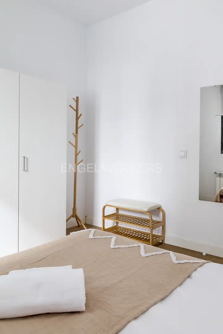 Dormitori de Apartament de lloguer en Madrid amb Aire condicionat, Calefacció i Moblat