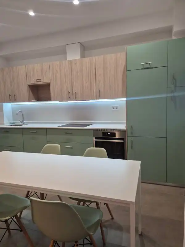 Cuina de Apartament de lloguer en Madrid amb Aire condicionat, Calefacció i Moblat