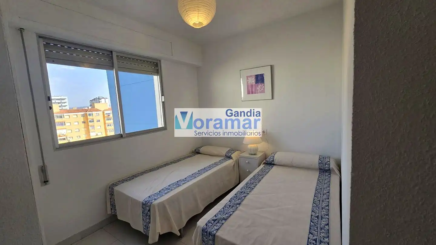 Dormitori de Apartament de lloguer en Gandia amb Terrassa, Moblat i Piscina comunitària