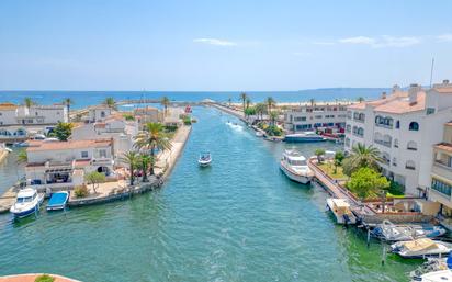 Vista exterior de Casa o xalet en venda en Empuriabrava amb Aire condicionat, Terrassa i Balcó