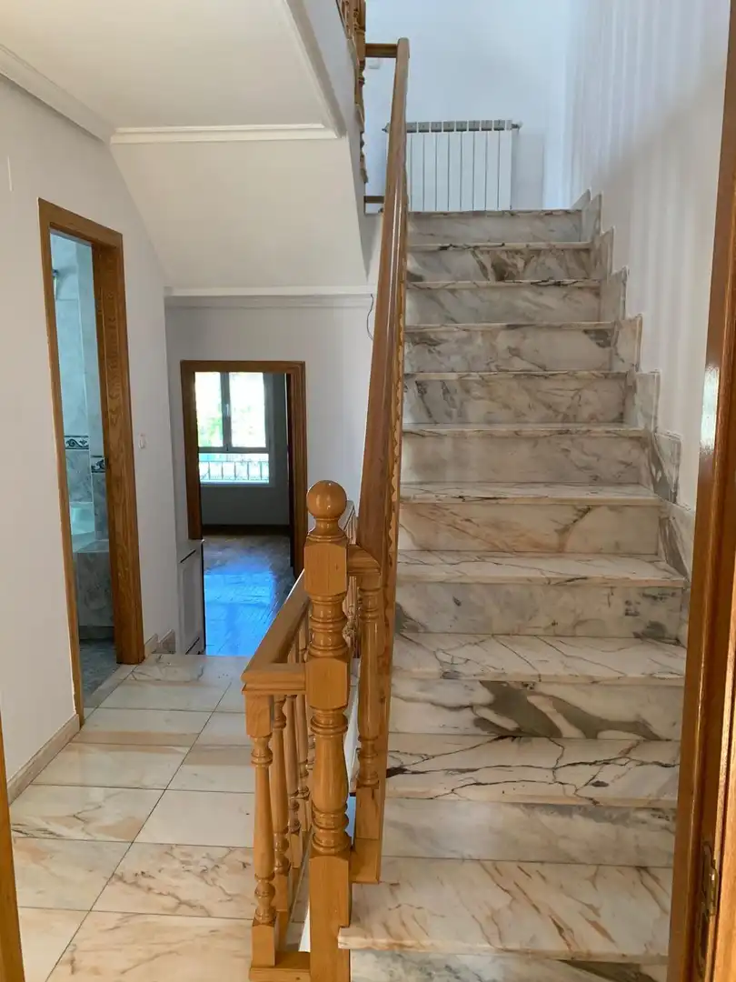 Casa adosada en venda en Ponferrada amb Calefacció, Jardí privat i Terrassa